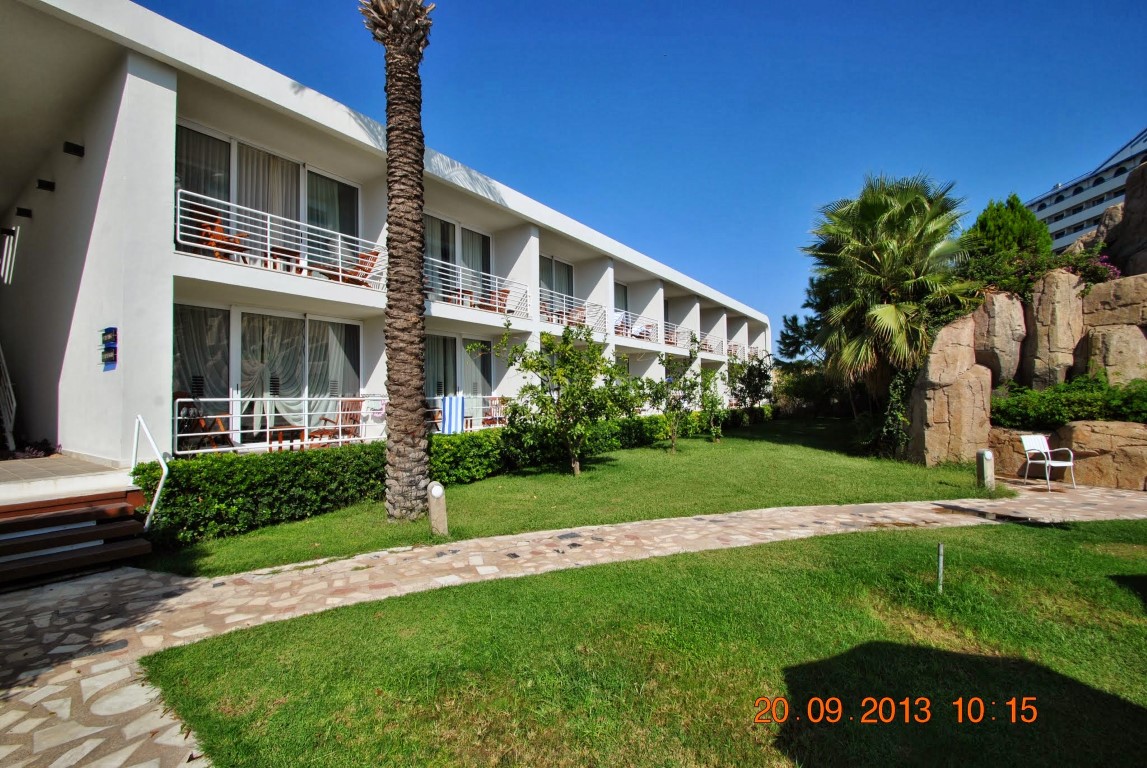 imagini hotel TITANIC LARA